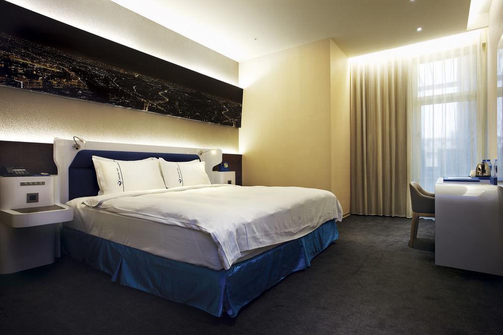 Airline Inn Green Park Way Тайчжун Екстер'єр фото