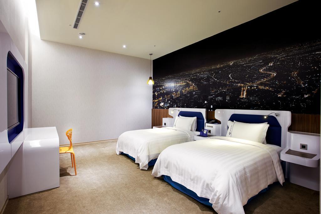Airline Inn Green Park Way Тайчжун Екстер'єр фото