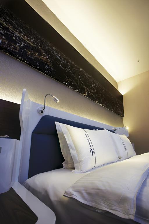 Airline Inn Green Park Way Тайчжун Екстер'єр фото