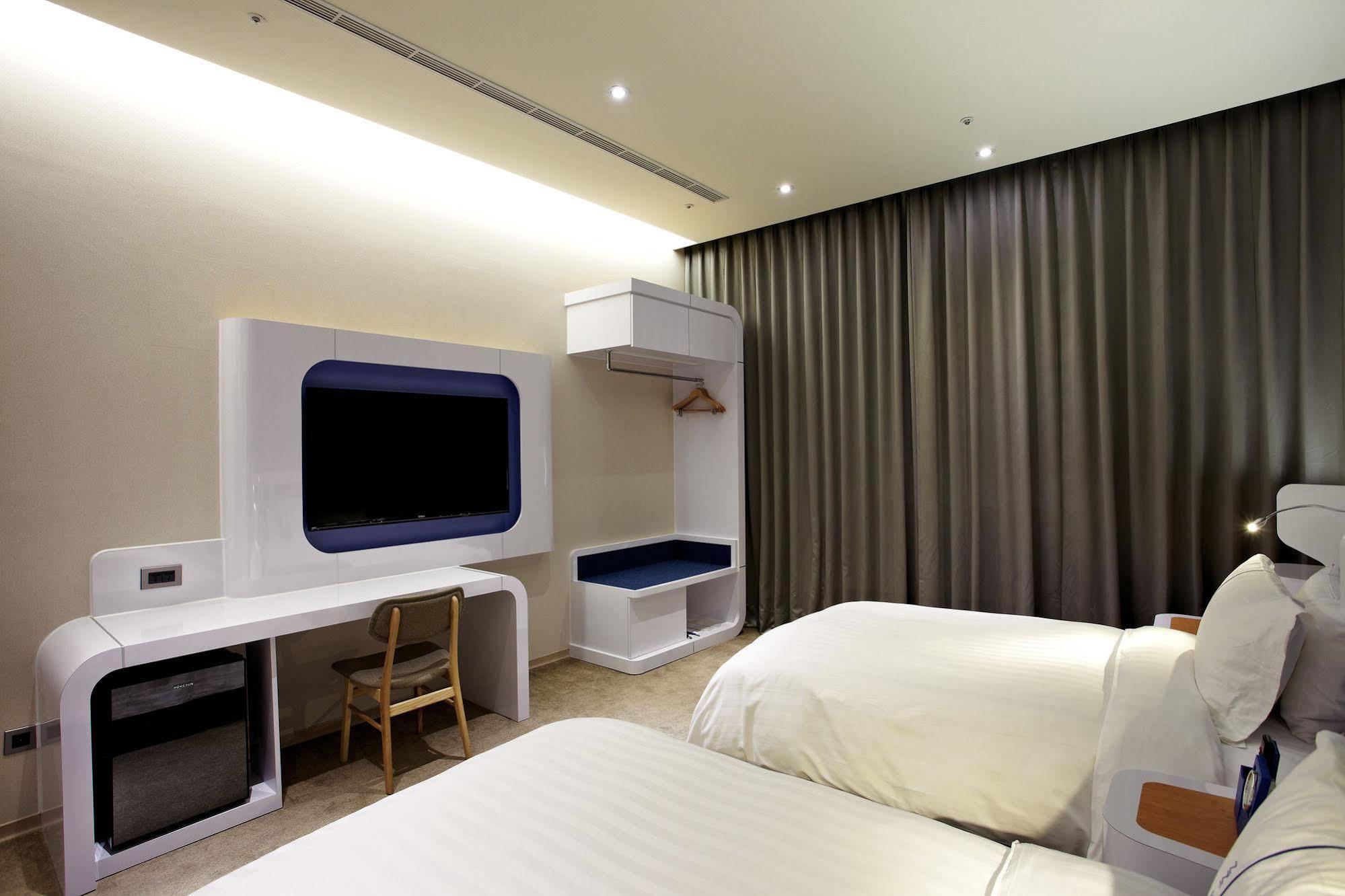 Airline Inn Green Park Way Тайчжун Екстер'єр фото