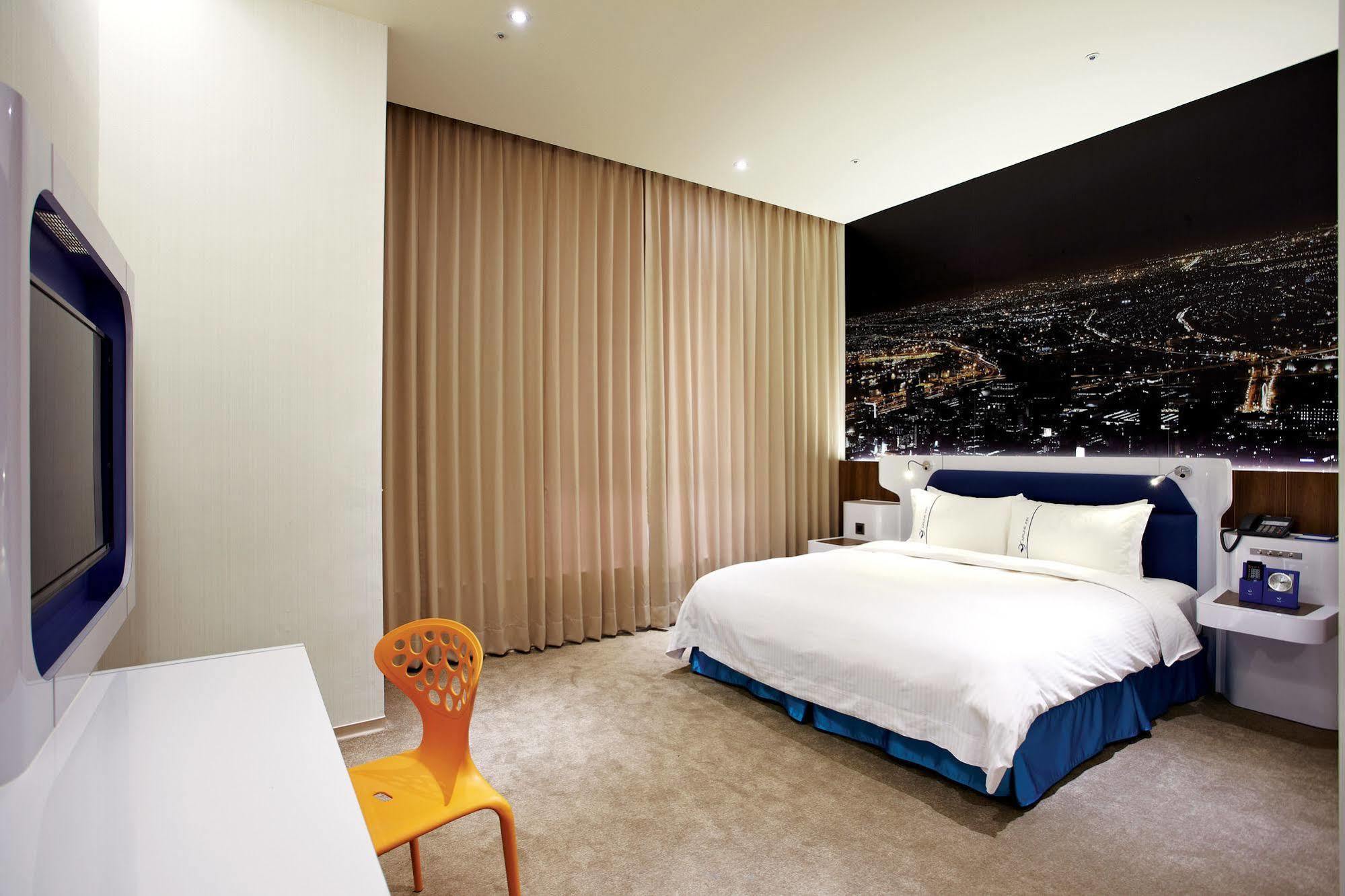 Airline Inn Green Park Way Тайчжун Екстер'єр фото