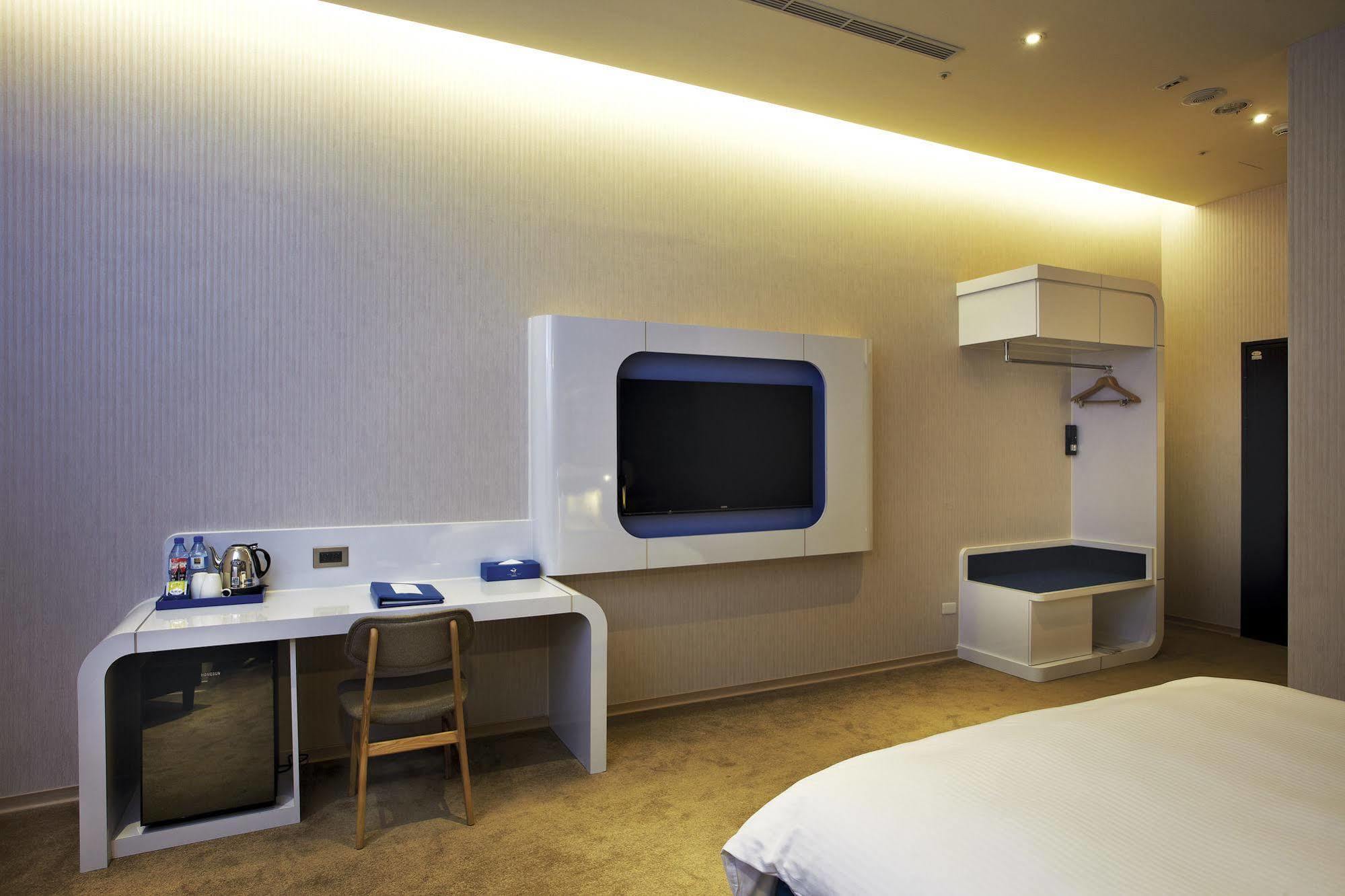 Airline Inn Green Park Way Тайчжун Екстер'єр фото